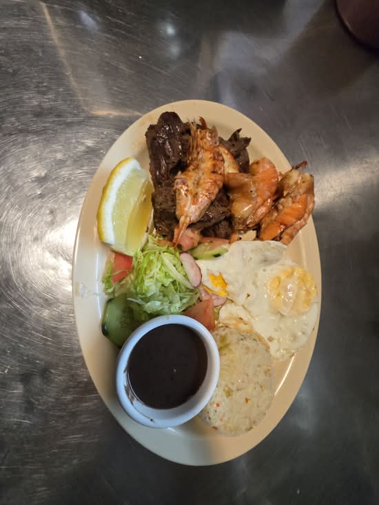 Restaurante Salvadoreño Y Pupuseria Los 3 Hermanos (4426 North 19th Avenue)