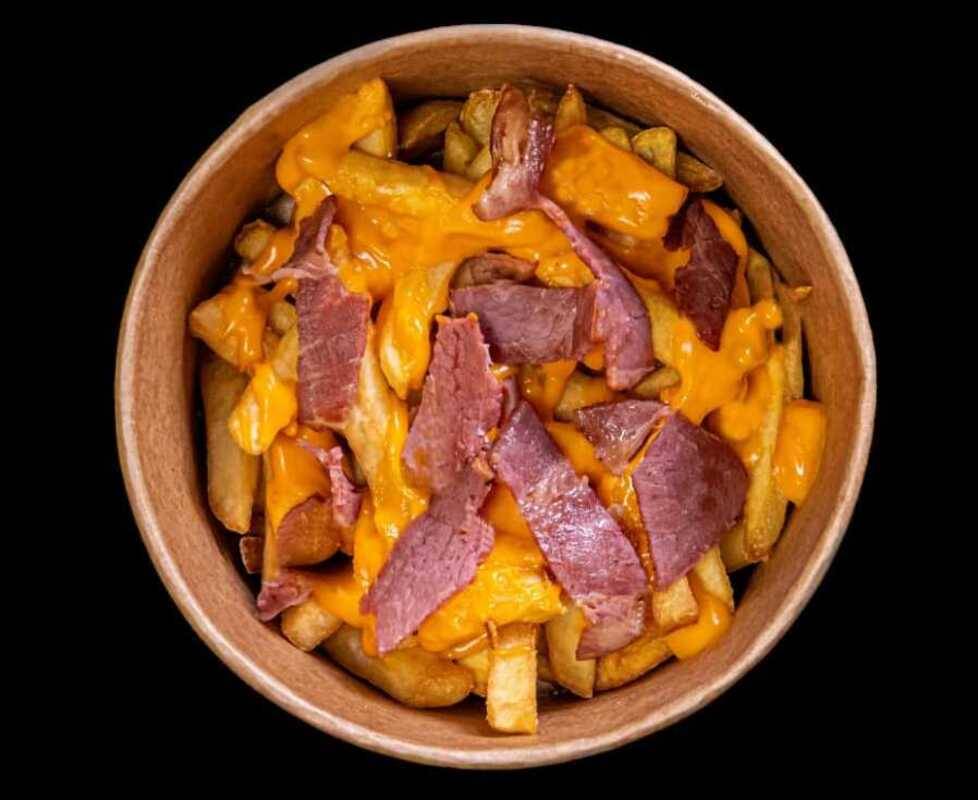 Frites gratiné sauce cheddar🧀 lardons🥓 et oignons frits