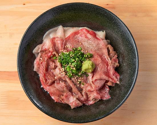 黒毛和牛炙り焼きしゃぶ丼 bowl of rice topped with seared grilled shabu of japanese black beef