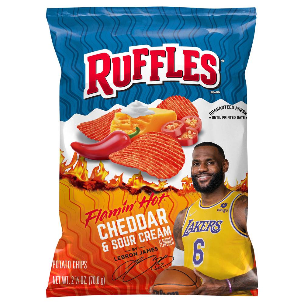 Ruffles Flamin' Hot Potato Chips, Cheddar-Sour Cream (70.8 g)