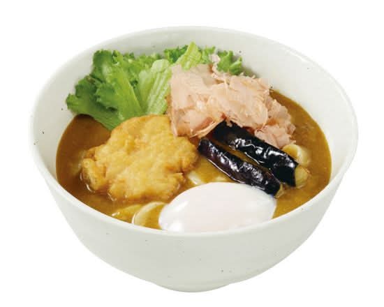 冷やしカレーうどん（鶏天付）+半熟タマゴ Chilled curry udon (with a chicken tempura) with soft boiled egg