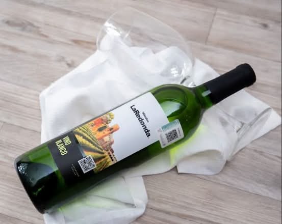 Botella de vino blanco de la casa