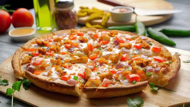 Butter Chicken Pizza Twist