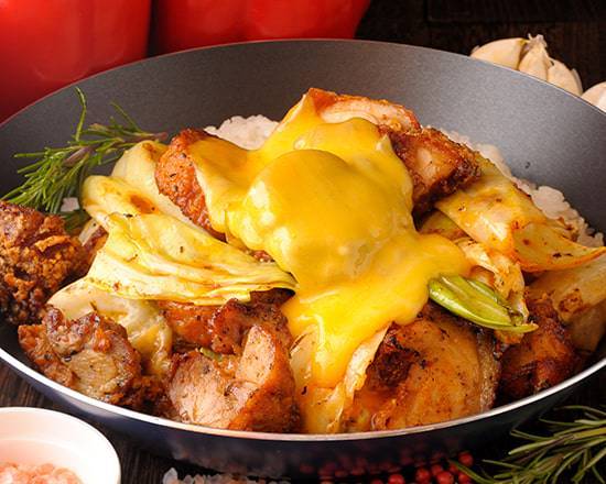 悪魔の辛さ 鉄板旨辛チキン レッドデビル！ Red devil 外苑東通りの