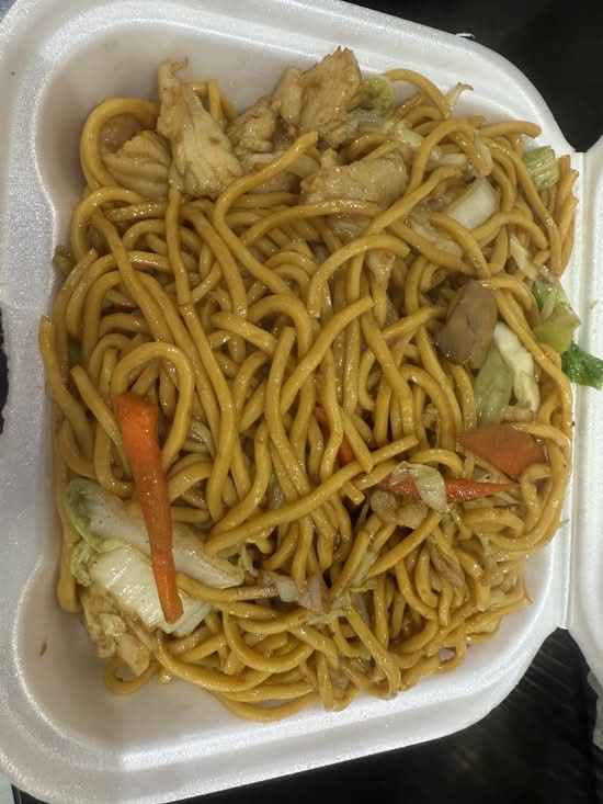 Lo Mein Pollo ( chicken Lomein )