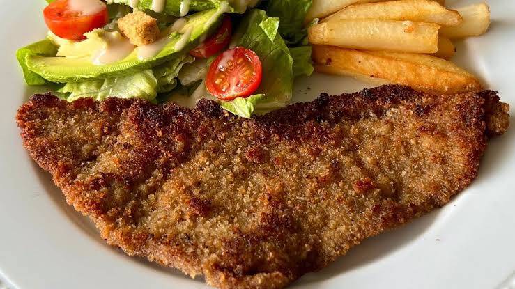 Milanesa de res empanizada