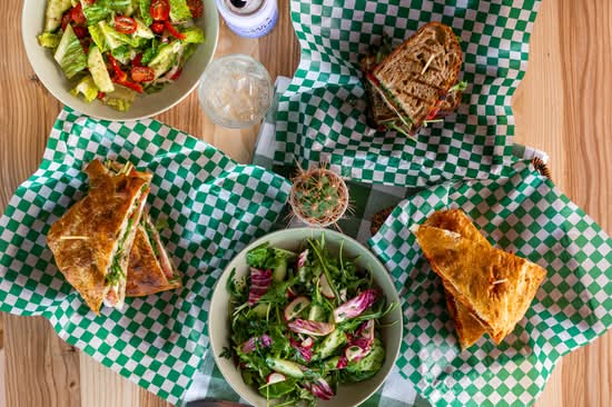 Aloe Cafe (1000 Boulevard St Jean, 20)