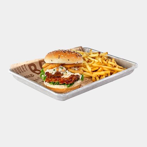 Burger décadent aux côtes levées et rondelles d'oignon / Decadent Burger