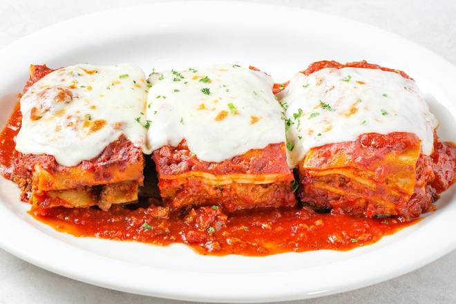 JOHNNY'S FRESH BAKED LASAGNA FAMILY PLATTER