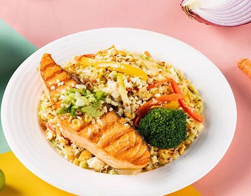 嫩烤鮭魚菲力白花椰米套餐Grilled Salmon Fillet with Rice Cauliflower Stir-Fry  Combo
