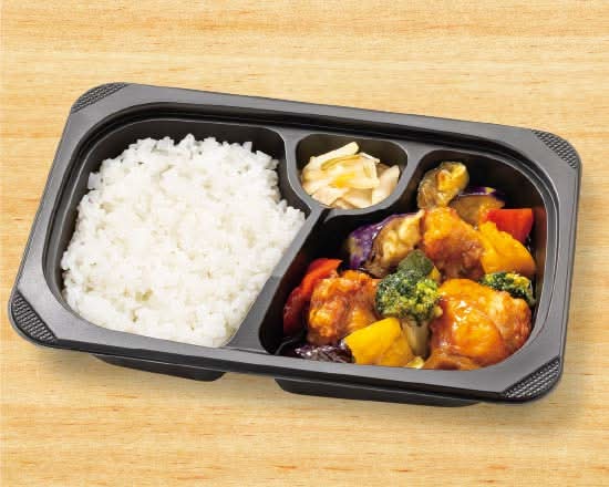 彩り野菜の黒酢から揚げ弁当 Chicken Karaage in Black Vinegar Sauce with Seasonal Vegetables Bento Box