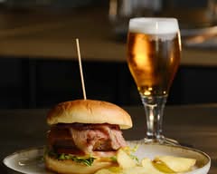 Hemi and Hogs Bar and Grill
