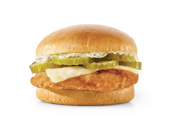 Sandwich au poulet et cornichons à l’aneth / Dill Pickle Chicken Sandwich (Cals: 510)