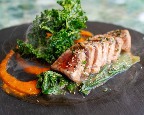 Tataki de atún al carbón con chips de kale