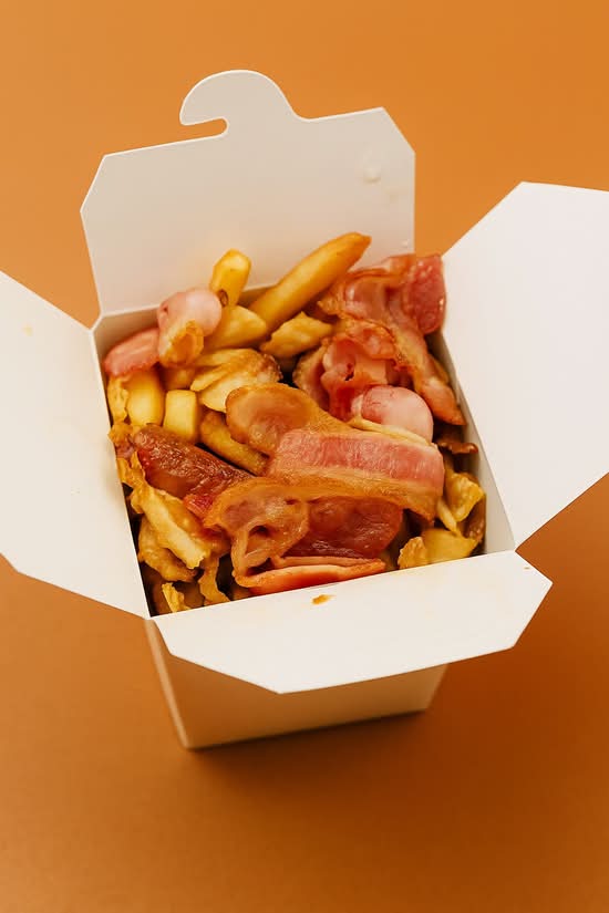 BOX XXL z mięsem, grillowanym boczkiem, frytkami I surowkami