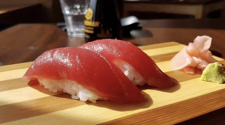 Tuna Sushi (2 pcs)