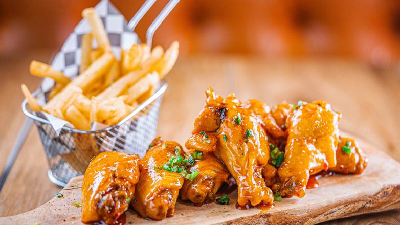 Noches  Tangy Wings (hot) & Fries