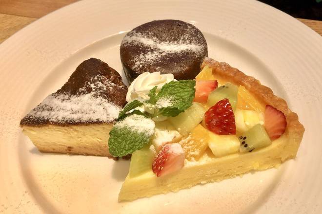 【Combo】人気デザート3種盛り合わせ  Assorted 3Kinds of Desserts　