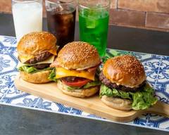 【 絶品バーガーとチキン 】SPORTSBAR TWO‐WAY【焼津】