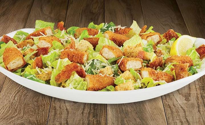 Salade César St-Hubert avec lanières végé croustillantes/St-Hubert Caesar salad with crispy veggie strips