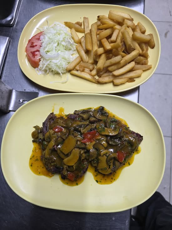 Bistec Encebollado en salsa de setas