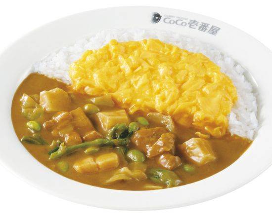 チキンと春の彩りカレー＋スクランブルエッグ Chicken and spring vegetable curry with scrambled egg