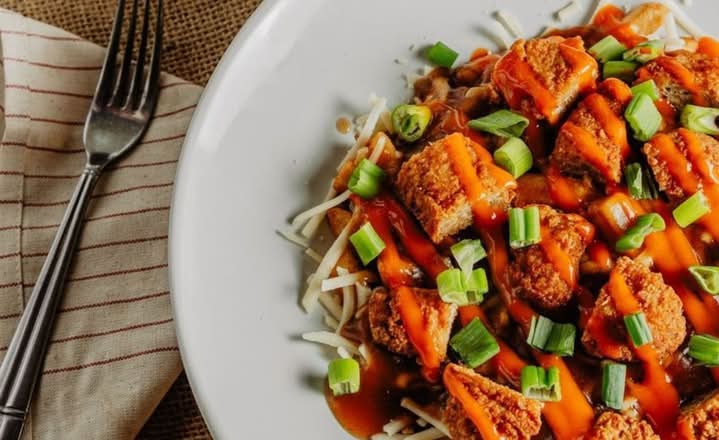 Poutine Poulet Buffalo Végétalienne / Vegan Buffalo Chicken Poutine 🌱