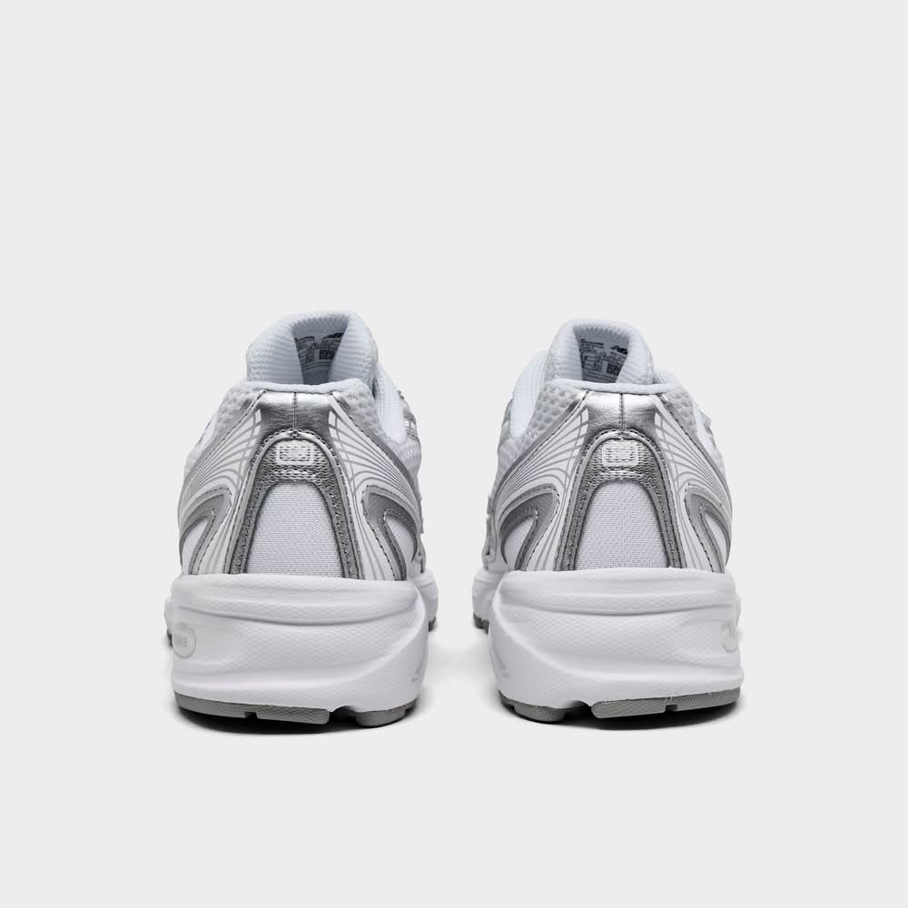 カルロス・アルハラス Clean, crisp, and iconic. New Balance 740 White Silver is a