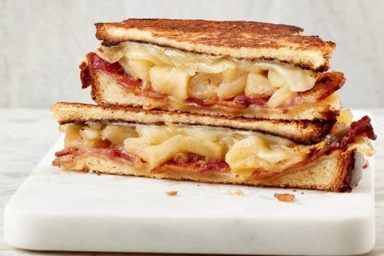 Grilled cheese pommes caramélisées, fromage Cantonnier & bacon / Grilled cheese caramelized apples, Cantonnier cheese & bacon