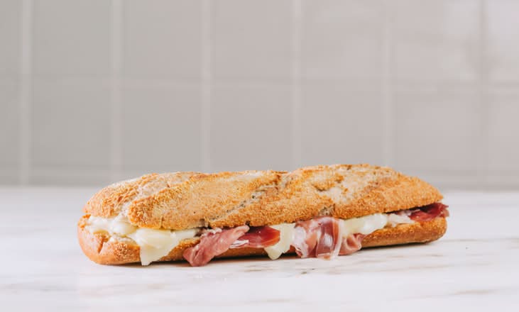 Baguete de presunto e queijo de ovelha curado