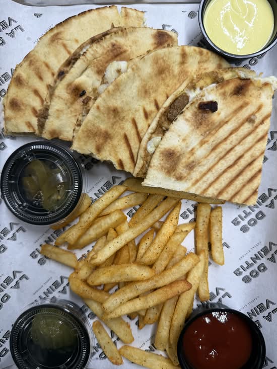 La Dos Veinti2 (10 N Broadway St)