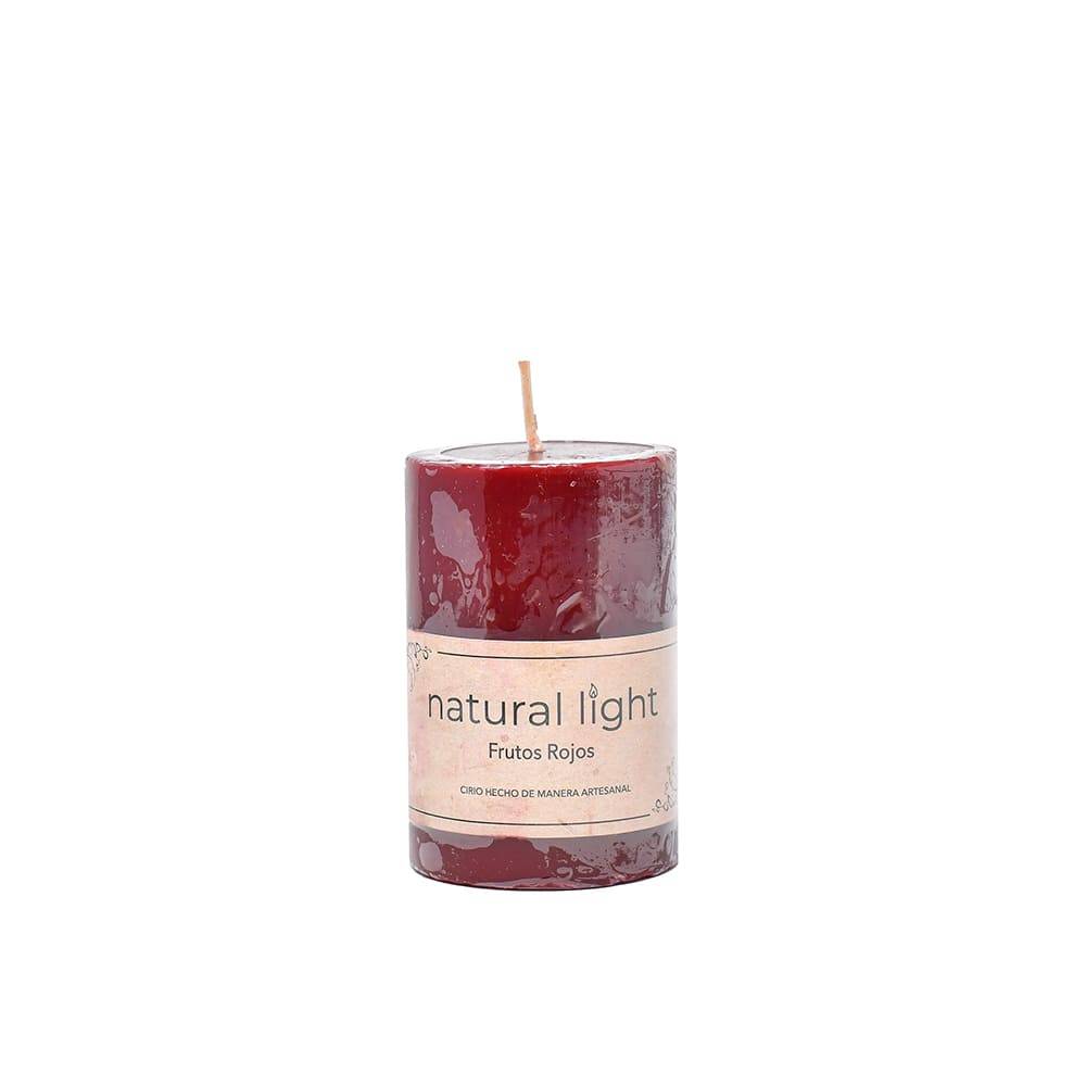 Vela pilar Natural Light™ aroma frutos rojos de 9.5 cm color vino