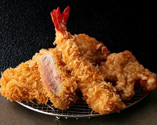 贅沢ミックスフライ弁当（ヒレかつ・海老フライ・鶏の唐揚げ）   Luxurious Mixed Fry Bento (Fillet Tonkatsu / Fried Shrimp / Fried Chicken)