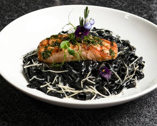 Risotto o Pasta en Tinta de Calamar con Corvina y Camarones Anticucheros