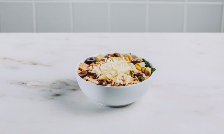 Snack salada de massa e tomate