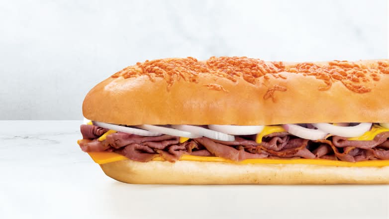 Large Roast Beef & Cheddar Sub Combo / Grand sandwich au rosbif et au cheddar