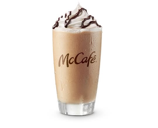 Moyen Café frappé + crème fouettée + coulis au choc. [590.0 Cal]