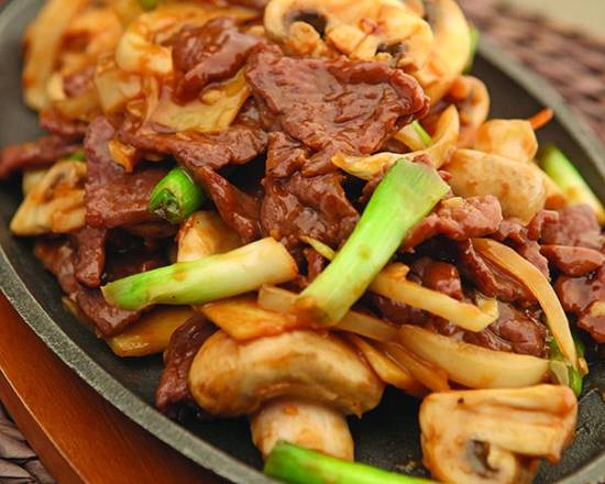 P15. Beef with Mushroom on Sizzling 蘑菇醬爆牛肉