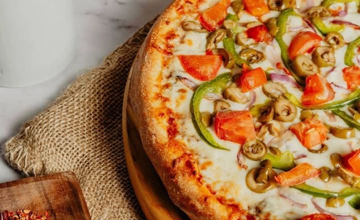 Petite Pizza Végétarienne / Small Vegetarian Pizza