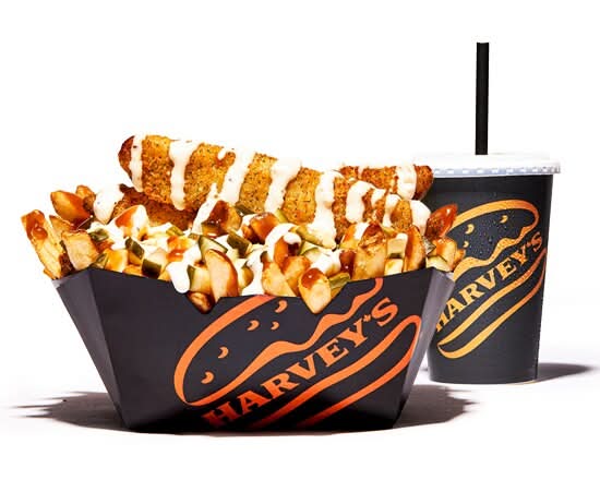 Poutine aux 2 cornichons, grand format avec boisson gazeuse 20 oz / Pickle Pickle Poutine- Lg with a  20 oz drink