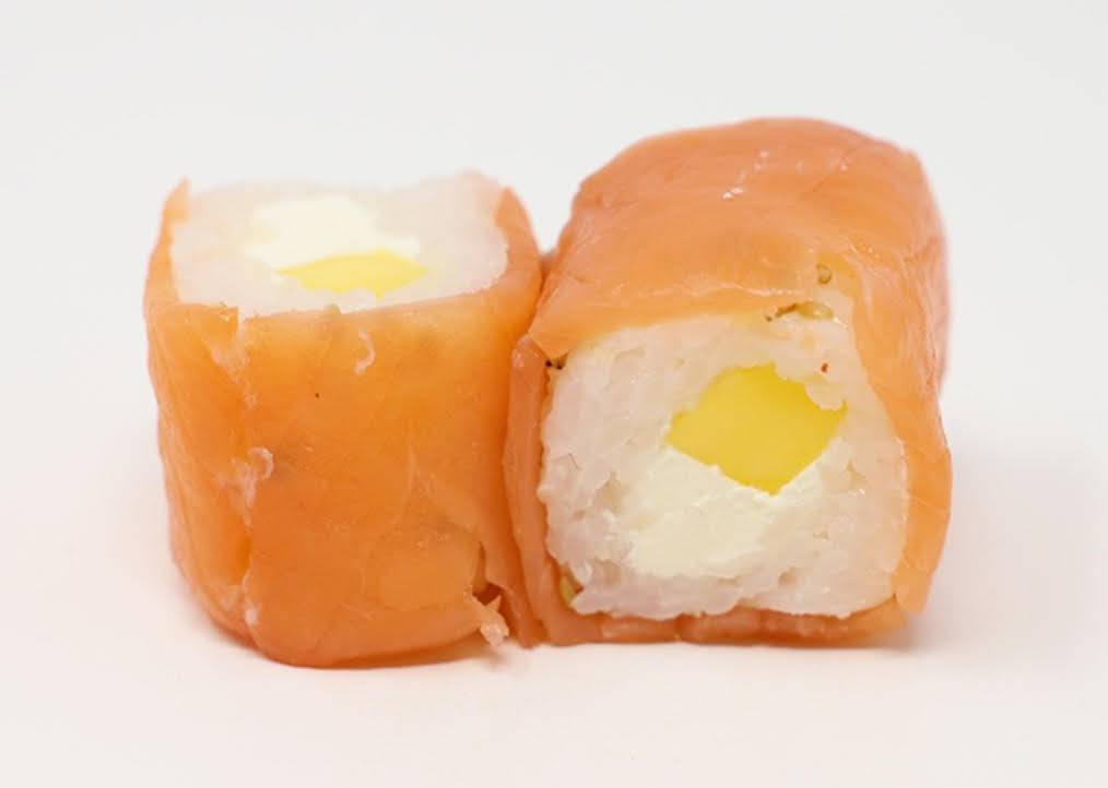 70- Roll sans algues enroulé de saumon cheese mangue