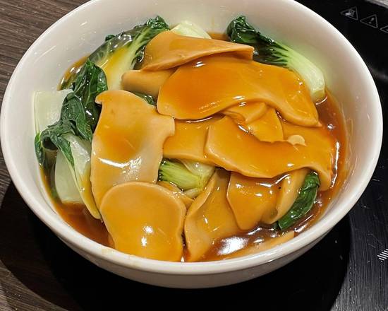 Stir-fried Seasonal Vegetables with Oyster Mushrooms 白靈菇扒時菜
