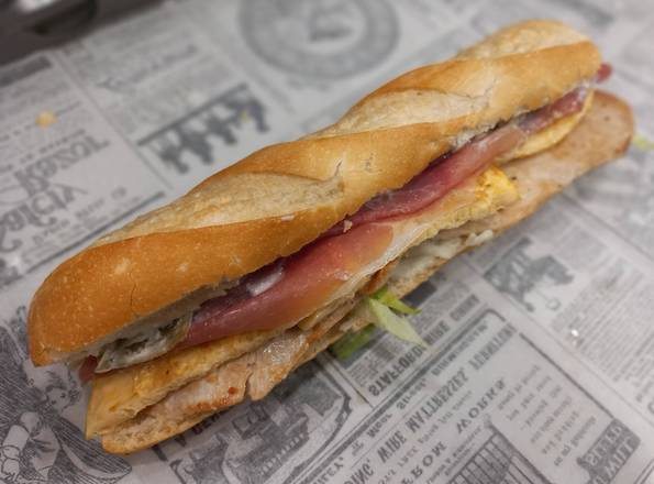 Serranitos - Bocadillo español con jamón y pimientos