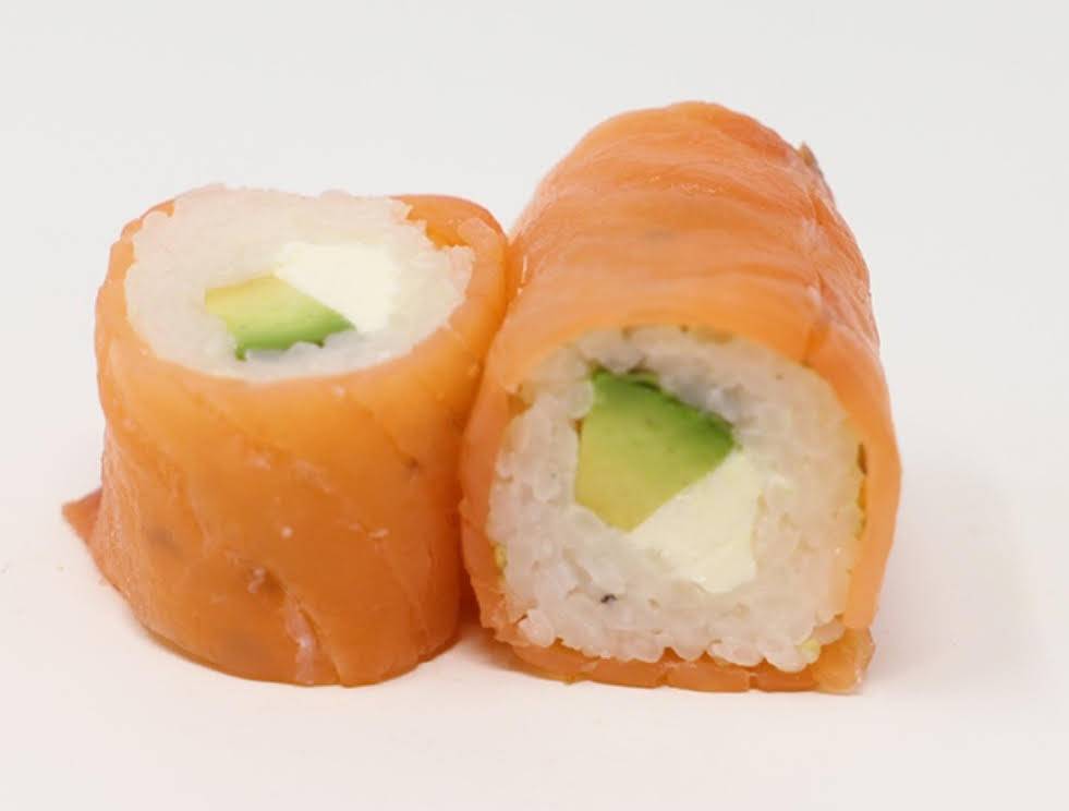 71- Roll sans algues enroulé de saumon fumé cheese avocat