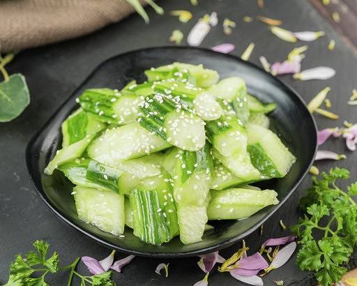 拍黄瓜 Cucumber Salad in Garlic Vinegar