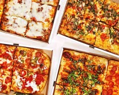 8Mileπ Detroit Pizza - Vacaville