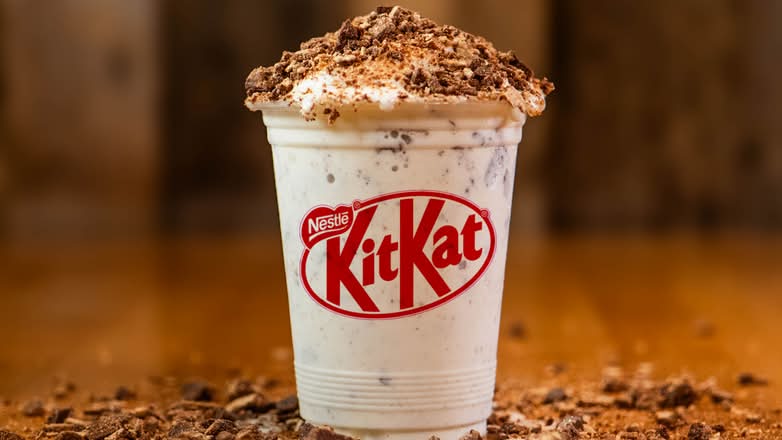 Blizzy Kit Kat dans un verre, garni de Kit Kat écrasé