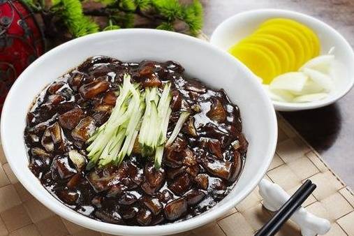 Ja Jang Myun (짜장면 / 炸酱面)