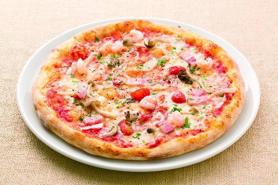具だくさんトッピングのミックスピッツァ "カプリチョーザ" Capricciosa Pizza(Tomato Sauce / Salami,Bacon,Shrimp,Mushroom,and Onion)