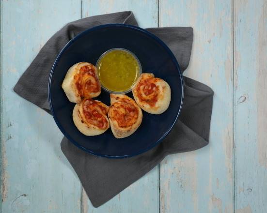 Homemade Tomato & Mozzarella Pizza Pin Wheels (V)